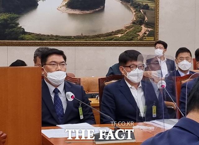 4일 오후 여의도 국회에서 열린 농림축산식품해양수산위원회가 개최한 국정감사에 참석한 임형찬 CJ제일제당 부사장(왼쪽)과 박민규 오리온농협 대표이사. /국회=이선영 기자