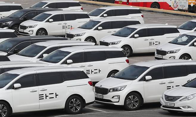 2020년 3월 '타다금지법'이 통과된 직후 서울 서초구의 한 차고지에 타다 차량이 주차된 모습./뉴스1