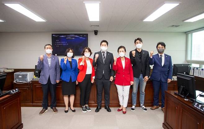 ⓒ 안산시의회 제2상임위원실에서 제1차 예결위를 마치고 기념촬영에 임하고 있는 예산결산특별위원회 위원들.