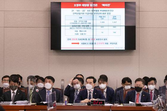 이창양 산업통상자원부 장관이 4일 오전 서울 여의도 국회에서 열린 산업통상자원중소벤처기업위원회 국정감사에서 이철규 국민의힘 의원이 질의한 문재인 정권 시절 태양광 발전과 관련된 답변을 하고 있다. 2022.10.4 사진공동취재단