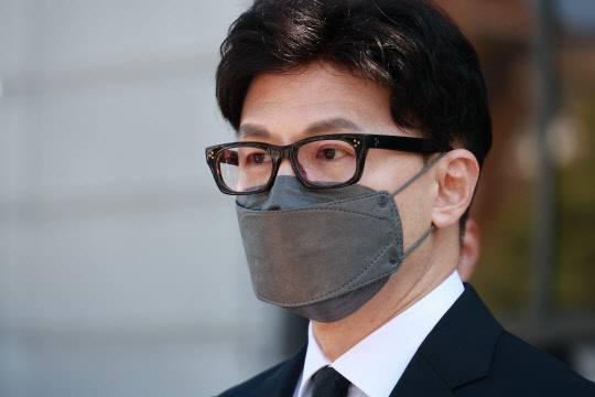 한동훈 법무부 장관이 지난 9월 27일 서울 종로구 헌법재판소에서 열리는 '검수완박법' 권한쟁의심판 첫 공개 변론에 출석하며, 취재진 질문에 답하고 있다. [사진공동취재단]