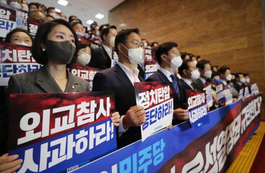 4일 국회 로텐더홀에서 이재명 더불어민주당 대표와 의원들이 '윤석열 정권의 외교 참사·정치탄압 규탄' 피켓 시위를 하고 있다. 국회사진기자단=연합뉴스.