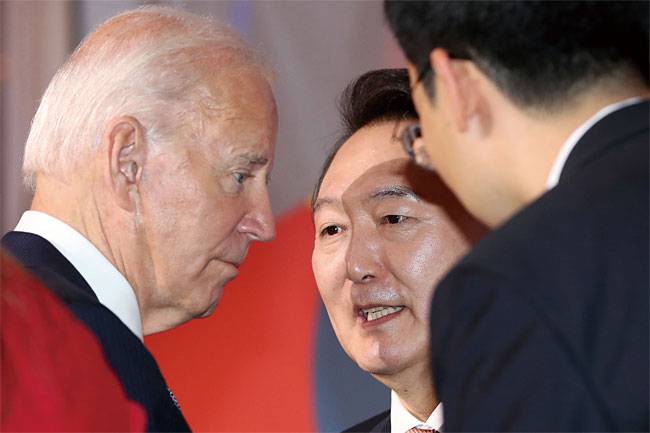 윤석열(가운데) 대통령과조 바이든 미국 대통령이 9월 21일(현지시각)미국 뉴욕 한 빌딩에서 열린 글로벌펀드 제7차 재정공약회의를 마친 뒤 대화를 나누고 있다. 사진 연합뉴스