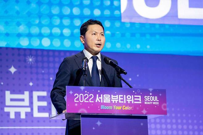 윤상현 한국콜마 부회장이 지난 달 30일 오후 서울 동대문디자인플라자(DDP)에서 열린 2022 서울뷰티위크 개막식에서 축사를 하고 있다.[사진=한국콜마]
