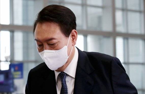 윤석열 대통령이 4일 오전 서울 용산 대통령실 청사로 출근하며 취재진 질문에 답한 뒤 집무실로 향하고 있다. /사진=뉴시스화상