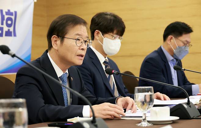 이정식 고용노동부 장관이 30일 서울 중구 로얄호텔에서 고용노동부 장관-산하 공공기관장 정책간담회를 하고 있다. 연합뉴스