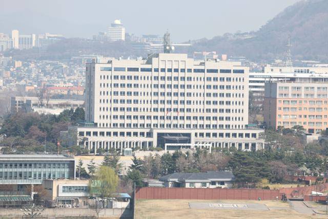 4월 3일 촬영된 서울 용산구 국방부 청사의 모습. 윤석열 정부는 윤 대통령의 취임식이 열린 지난 5월 10일부터 집무실을 청와대에서 국방부 청사로 이전해서 사용하고 있다. 연합뉴스