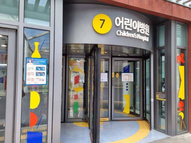 서울 서대문구에 위치한 세브란스 어린이병원 입구. 국내 ‘자폐스펙트럼 장애’ 전문가 중 한 명인 이 병원 천근아 교수에게 진료를 받으려면 2028년부터나 가능하다. 코로나19로 유아동의 발달지연 사례가 늘어난 탓도 있지만, 기본적으로 기저에는 심각한 의료 수요·공급 불균형이 있다. 최나실 기자