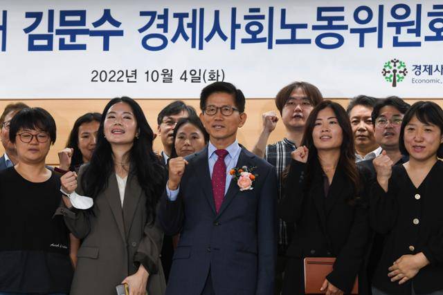 4일 오전 서울 종로구 경제사회노동위원회 대회의실에서 열린 취임식에서 김문수 신임 경제사회노동위원장이 직원들과 취임식 기념촬영을 하고 있다. 김영원 인턴기자