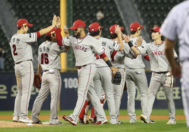 SSG가 와이어 투 와이어 우승을 달성했다. 뉴스1