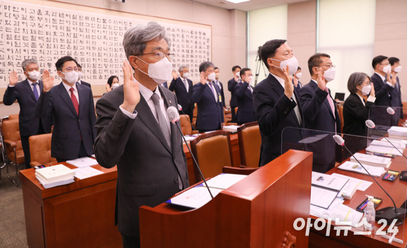 김상환 법원행정처장 등 증인들이 4일 서울 여의도 국회에서 열린 대법원 등에 대한 법제사법위원회 국정감사에서 선서하고 있다. [사진=김성진 기자]