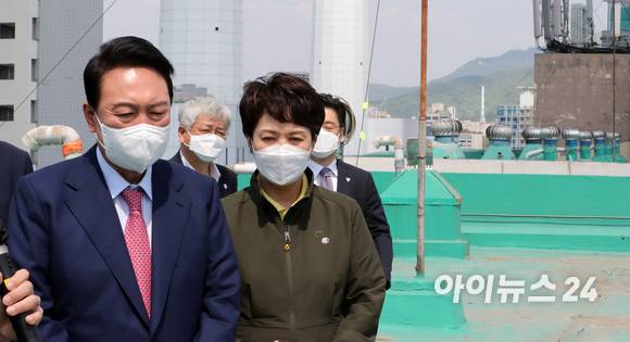 지난 5월 2일 당시 윤석열 대통령 당선인과 김은혜 국민의힘 경기도지사 후보가 경기 안양시 동안구 초원7단지 부영아파트에서 열린 1기 신도시 노후아파트 현안 점검에 참석해 아파트 리모델링 현안에 대해 설명을 듣고 있다. [사진=인수위사진기자단]