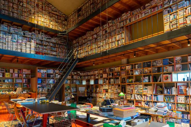 '테라로사' 본점 한편에 자리한 김용덕 대표의 집무실. 커피는 물론 예술·건축·디자인 등 온갖 책으로 사방이 둘러싸여 있다.
