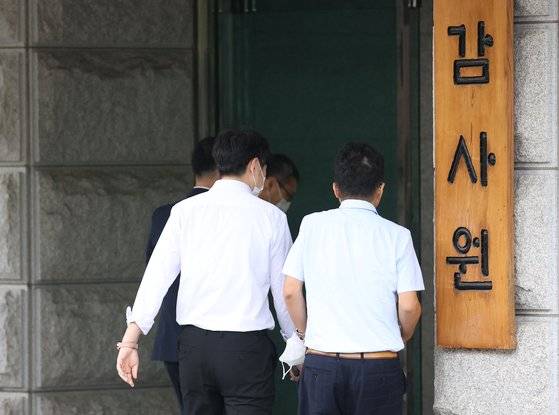 '서해 공무원 피격 사건'과 관련해 감사원이 문재인 전 대통령에게 서면조사를 통보한 것을 두고 여야의 대치가 고조되고 있는 4일 오전 서울 종로구 감사원 건물로 직원들이 출근하고 있다. 연합뉴스