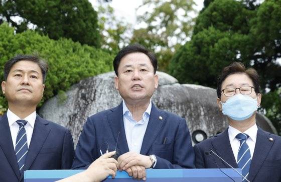 민주당 윤석열 정권 정치탄압대책위원회 부위원장을 맡은 송갑석 의원는 4일 서울 종로구 감사원 앞에서 문재인 전 대통령 조사에 항의하는 1인 시위를 벌였다. 왼쪽부터 김영배 의원, 송 의원, 박범계 의원. 장진영 기자