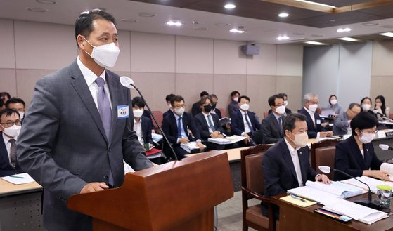 4일 오후 정부세종청사에서 열린 국회 환경노동위원회 환경부 등에 대한 국정감사에 송호섭 스타벅스코리아 대표이사가 증인으로 출석한 가운데 더불어민주당 이수진 의원의 '스타벅스 서머 캐리백' 관련 질의에 답하고 있다. 뉴스1