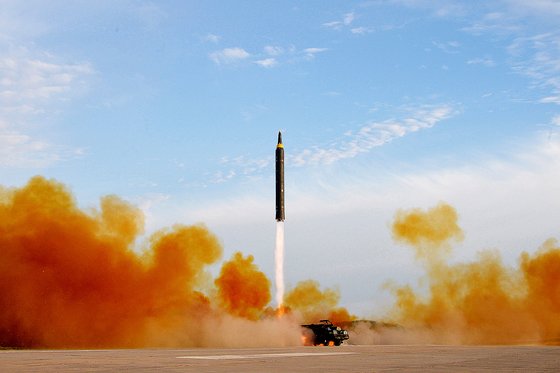 북한이 2017년 9월 중거리탄도미사일(IRBM)인 '화성-12형'을 발사하는 모습. 조선중앙통신, 연합뉴스
