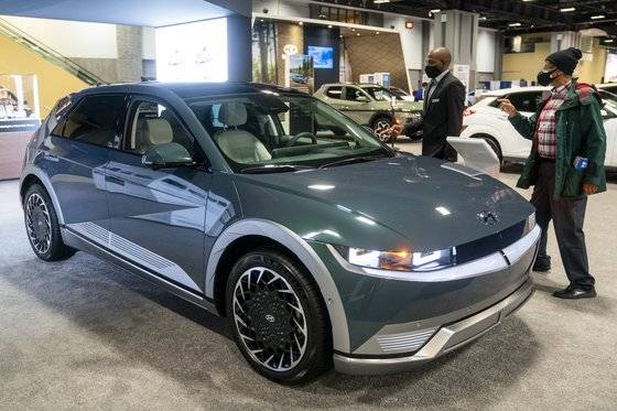 지난 1월 미국 워싱턴 오토쇼에서 현대차의 아이오닉5가 전시돼 있다. EPA=연합뉴스