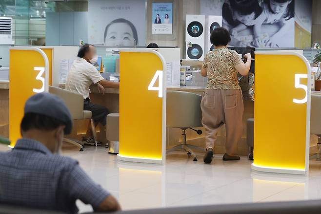 서울의 한 은행 창구에서 금융소비자들이 업무를 보고 있다.  연합뉴스 자료사진