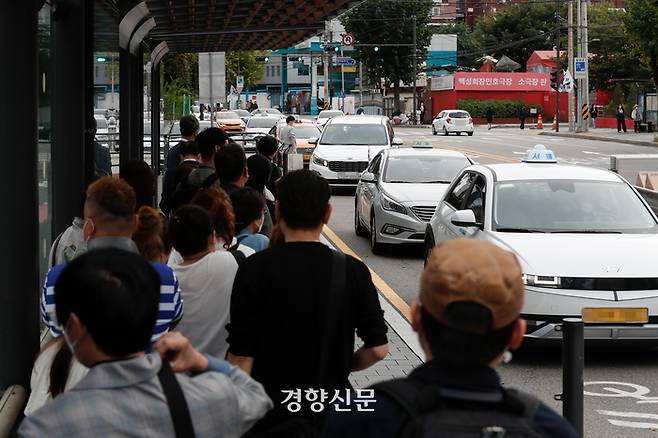 4일 서울 중구 서울역 인근 택시승강장에서 시민들이 택시를 기다리고 있다. 문재원 기자