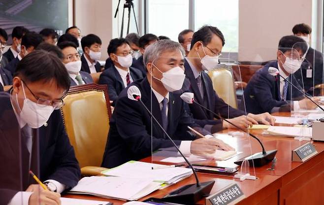4일 국회에서 열린 국토교통위원회 국정감사에서 이정관 한국토지주택공사 사장 직무대행이 의원질의에 답변하고 있다. 연합뉴스