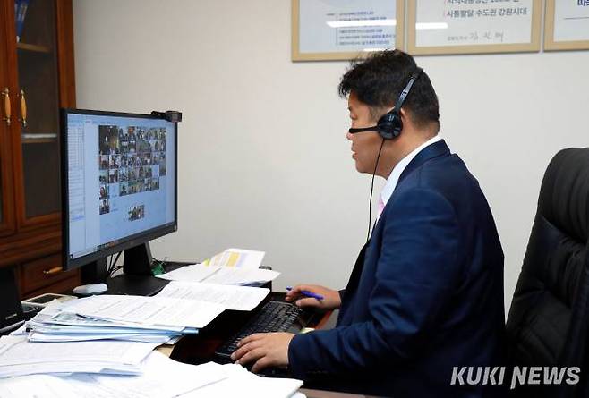 영상회의 하는 이상호 태백시장