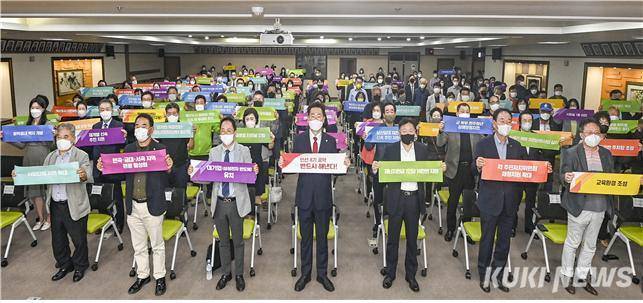 원강수 강원 원주시장을 비롯한 관계자들이 지난달 30일 원주시청 지하 1층 다목적홀에서 열린 민선 8기 공약 확정 선포식에서 공약 미니 현수막을 들고 기념 촬영을 하고 있다.(원주시 제공)