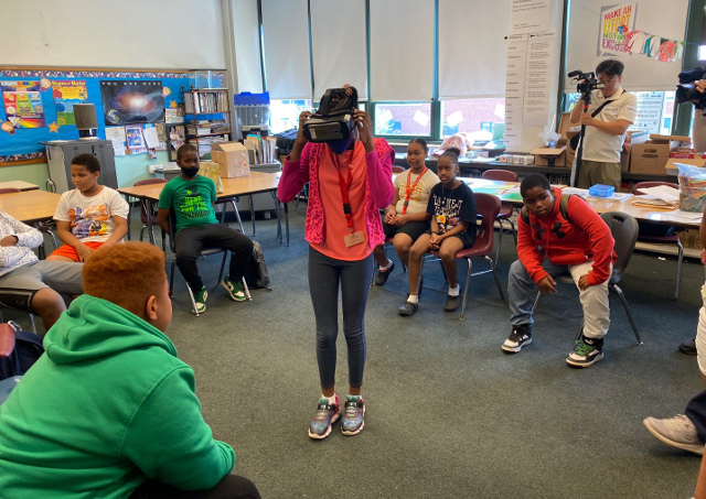 월드비전 관계자들이 미국 브록턴중학교에서 이 학교 소외 계층 학생들을 상대로 벌인 가상현실(VR) 기기 체험 행사.