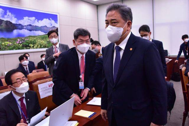 박진 외교부 장관이 4일 서울 여의도 국회에서 열린 외교통일위원회 국정감사가 정회된 후 회의장을 나서고 있다. 연합뉴스