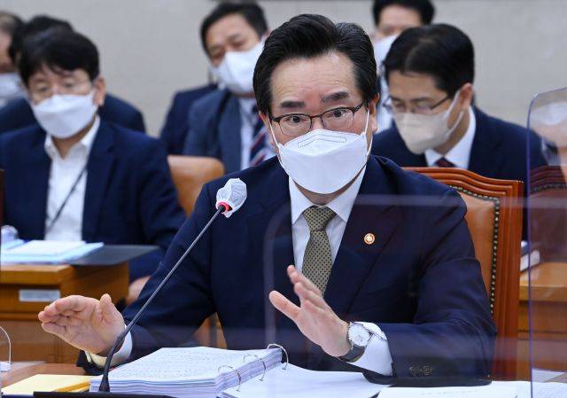 정황근 농림축산식품부 장관이 4일 오후 국정감사에서 의원질의에 답하고 있다. 국회사진기자단