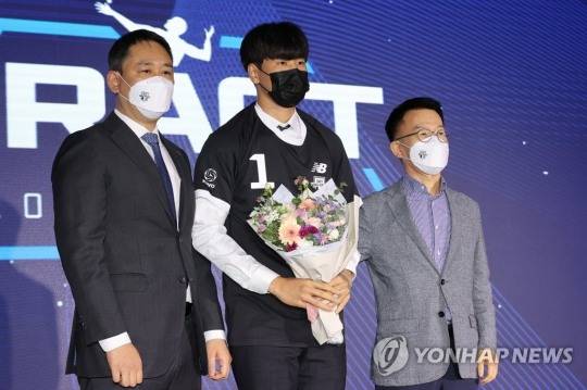 4일 오후 서울 강남구 리베라호텔에서 열린 프로배구 2022-2023 KOVO 남자 신인선수 드래프트에서 1라운드 2순위로 현대캐피탈의 지명을 받은 한양대학교 이현승이 최태웅 감독과 기념촬영하고 있다.[연합뉴스]