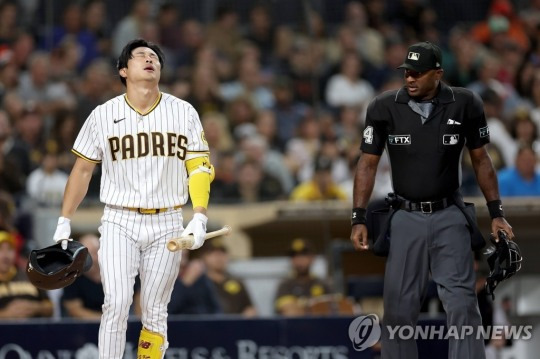 투수가 던진 공에 왼쪽 팔을 맞고 고통스러워하는 김하성
[게티이미지/AFP=연합뉴스]