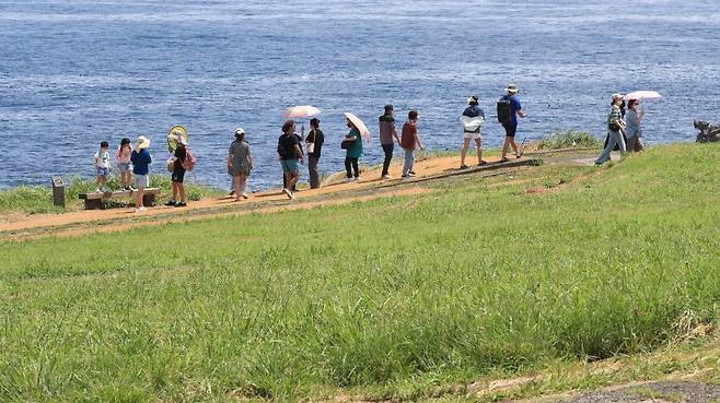지난 8월18일 오후 제주시 우도면 연평리 우도봉(쇠머리오름)을 찾은 관광객들이 시원한 바닷바람을 맞으며 산책하고 있다. /사진=뉴시스