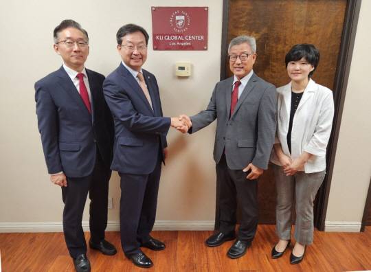 정진택(왼쪽 두번째) 고려대 총장, 장재수(왼쪽 첫번째) 고려대기술지주회사 대표이사 등이 3일(현지시간) 미국 로스엔젤레스에서 Global KU Center 현판 제막식을 연 후 기념 촬영을 하고 있다. 고려대 제공.