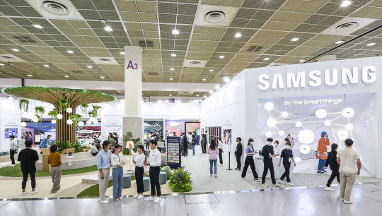 4일 서울 강남구 코엑스에서 ‘한국전자전(KES) 2022’가 개막한 가운데 관람객들이 행사장 안에 마련된 삼성전자 부스를 둘러보고 있다. 삼성전자 제공