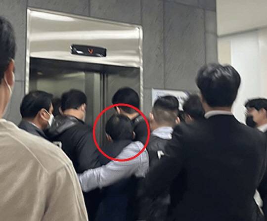 정명석 기독교복음선교회 총재(붉은 원 안)가 4일 오후 6시 44분 대전지법에서 열린 성폭행 혐의 구속 전 피의자 심문(영장실질심사)이 끝나고 둔산경찰서 유치장으로 이동하고 있다.연합뉴스