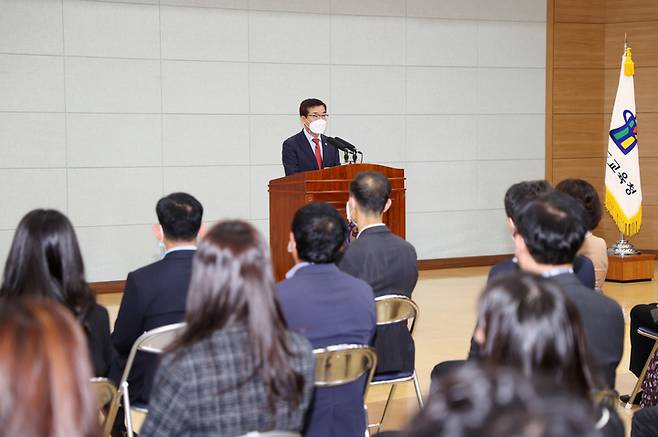 윤건영 충북도교육감이 4일 본청 직원들이 참여한 가운데 월례조회를 열고 있다.2022.10.04.kipoi@newsis.com  *재판매 및 DB 금지