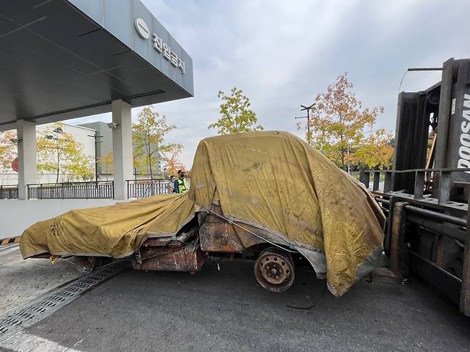 [대전=뉴시스] 박우경 기자 = 28일 대전 현대아웃렛 화재 사고 합동감식단이 2차 감식 과정에서 최초 발화 지점으로 추정되는 지하주차장 내 화물용 1t 트럭을 지상으로 옮겼다. 감식단은 화물용 트럭을 국립과학수사연구원으로 옮겨 화재 원인을 분석할 예정이다. 2022.09.28. spacedust1@newsis.com *재판매 및 DB 금지