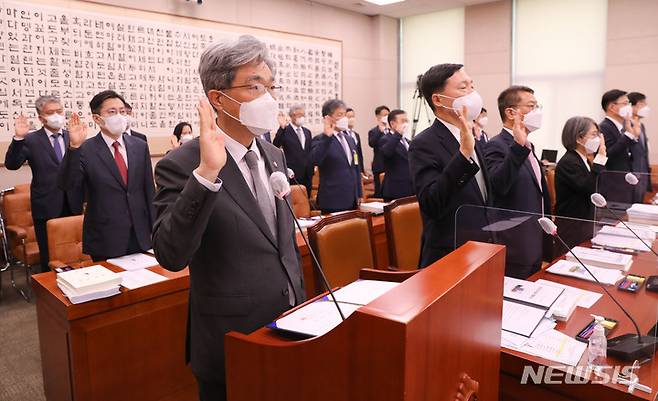 [서울=뉴시스] 전진환 기자 = 김상환 법원행정처장 등 증인들이 4일 서울 여의도 국회에서 열린 대법원 등에 대한 법제사법위원회 국정감사에서 선서를 하고 있다. (공동취재사진) 2022.10.04.  photo@newsis.com