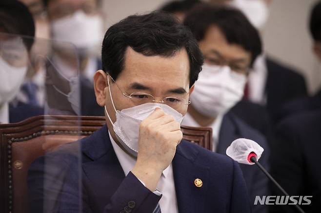 [서울=뉴시스] 전진환 기자 = 이창양 산업통상자원부 장관이 4일 오전 서울 여의도 국회에서 열린 산업통상자원중소벤처기업위원회 국정감사에서 의원들의 질의에 답을 하던 중 마스크를 만지며 생각에 잠겨 있다. (공동취재사진) 2022.10.04.  photo@newsis.com