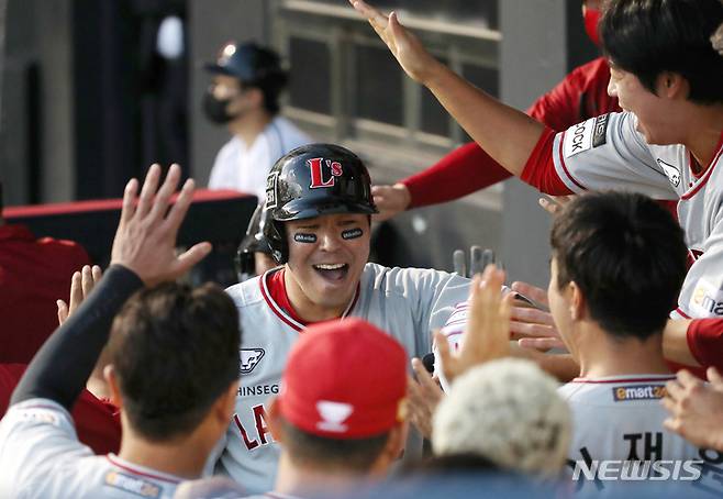 [서울=뉴시스] 조성우 기자 = 6일 오후 서울 송파구 잠실야구장에서 열린 2022 KBO리그 SSG 랜더스와 LG 트윈스의 경기, SSG 2회초 공격 1사 주자 1루서 한유섬이 2점 홈런을 때린 뒤 더그아웃에서 동료들과 기쁨을 나누고 있다. 2022.09.06. xconfind@newsis.com