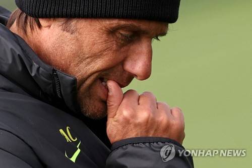 프랑크푸르트 원정 경기를 앞두고 고민에 빠진 콘테 감독  [AFP=연합뉴스]