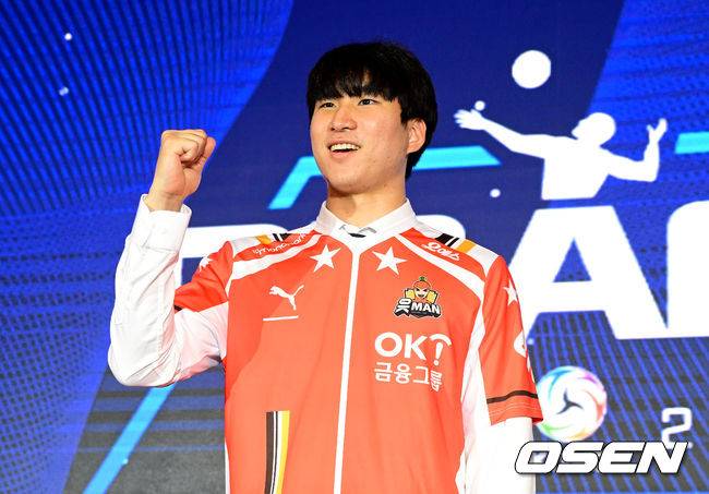 [OSEN=최규한 기자] 4일 오후 서울 청담동 리베라호텔에서 ‘2022-2023 KOVO 남자 신인선수 드래프트’가 진행됐다.1라운드 1순위로 OK금융그룹의 지명을 받은 인하대학교 신호진이 기념촬영을 하고 있다. 2022.10.04 / dreamer@osen.co.kr