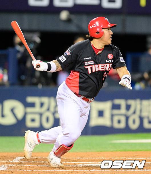 [OSEN=잠실, 지형준 기자]6회초 무사에서 KIA 최형우가 우중간 안타를 날리고 있다. 2022.10.04 /jpnews@osen.co.kr
