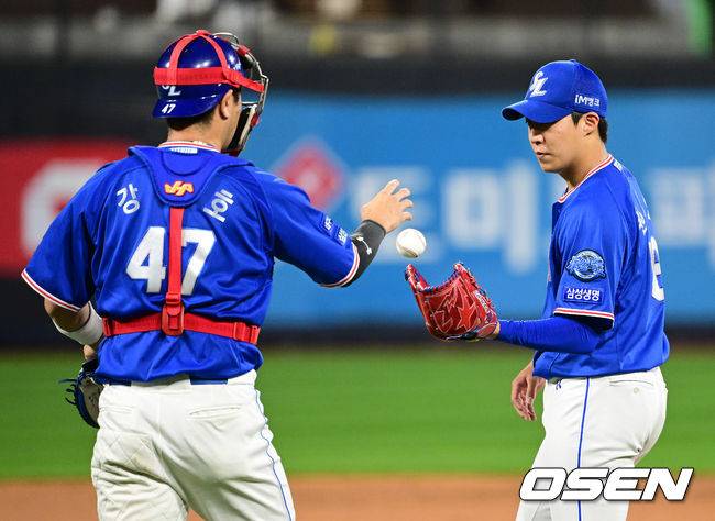 [OSEN=수원, 최규한 기자] 4일 수원 KT위즈파크에서 ‘2022 신한은행 SOL KBO리그’ KT 위즈와 삼성 라이온즈의 경기가 열렸다.1회말 2사 1루 상황 삼성 선발 원태인과 포수 강민호가 대화를 나누고 있다. 2022.10.04 / dreamer@osen.co.kr