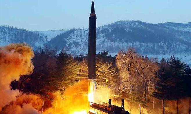 북한이 개발한 중거리탄도미사일(IRBM) 화성-12형이 지난 1월 30일 이동식발사차량(TEL)에서 화염을 내뿜으며 발사되고 있다. 세계일보 자료사진