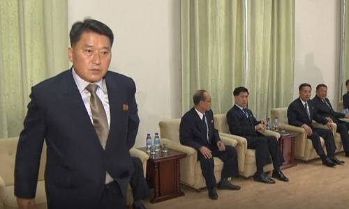 맹경일 통일전선부 부부장(왼쪽)이 지난 2018년 평양에서 열린 남북정상회담 중 우리 측 경제인과 리용남 내각부총리의 면담 자리에 배석했다가 잠시 자리를 뜨고 있다.&nbsp;평양 영상공동취재단 캡처 화면·세계일보 자료사진