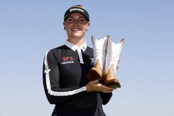 어센던트 우승한 헐, 카우보이 부츠는 ‘덤’ - 3일(한국시간) 미국 텍사스주 더콜로니의 올드 아메리칸 골프클럽에서 끝난 미국여자프로골프(LPGA) 투어 ‘어센던트 LPGA’에서 우승을 차지한 찰리 헐이 부상으로 주어진 카우보이 부츠를 들고 기념촬영을 하고 있다.더콜로니 게티/AFP 연합뉴스