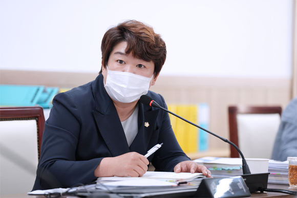 박선미 의원이 하남시의회 행정사무감사에서 집행부에 대해 질의하고 있다.