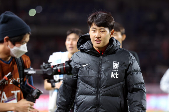 23일 고양종합운동장에서 진행된 대한민국과 코스타리카와 경기에서 벤치를 지킨 이강인이 경기 후 걸어나오고 있다.연합뉴스